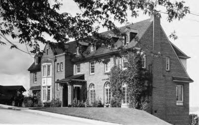 Downhill photo of Sigma Chi house, 620 Idaho Avenue. University of Idaho.