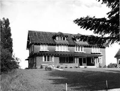 A street-view photo of Tau Kappa Epsilon house, located at 1030 Blake Avenue.