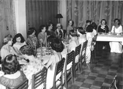 Students and alumnae line the tables at a Delta Delta Delta Banquet.