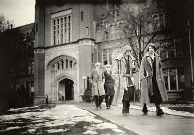 Students walk down Hello Walk with the administration building in the distance.