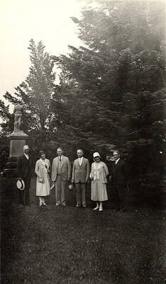 Members of the class of 1901 stand in front of the Old Guard statue during their 30th reunion.