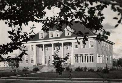 House on southeast corner of 6th and Elm Streets occupied by Pi Sigma Rho which became Alpha Phi in 1928.