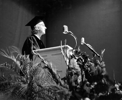 Newspaper columnist Inez Callaway Robb speaks during Idaho's commencement.