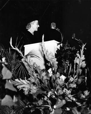 A closer shot of columnist Inez Callaway Robb as she speaks during Idaho's commencement.