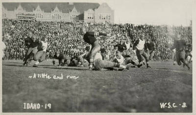 An Idaho running back takes a carry right while pursued by three Washington State defenders. Caption reads 'Idaho-19 ~A little end run~  W.S.C.-3.'