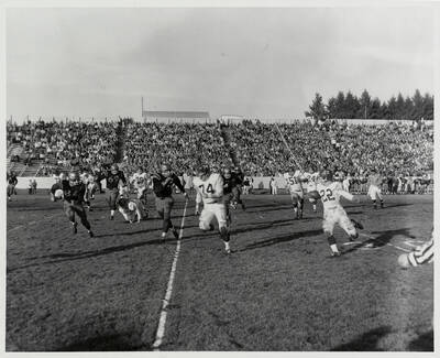 A Washington State runner gets to the edge for an outside run.