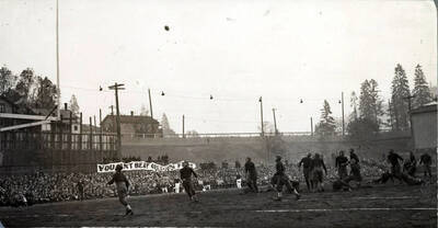 Photograph of the Idaho versus Oregon football game in action.