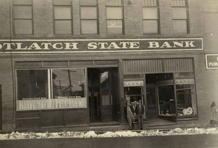 A photograph of the Potlatch State Bank.