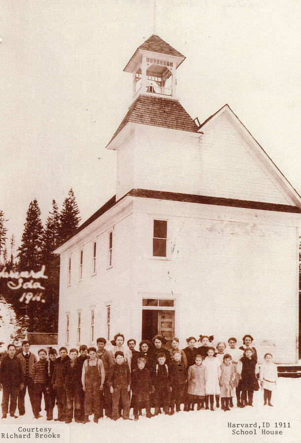 A photograph of children in front of the school house in Harvard, ID.