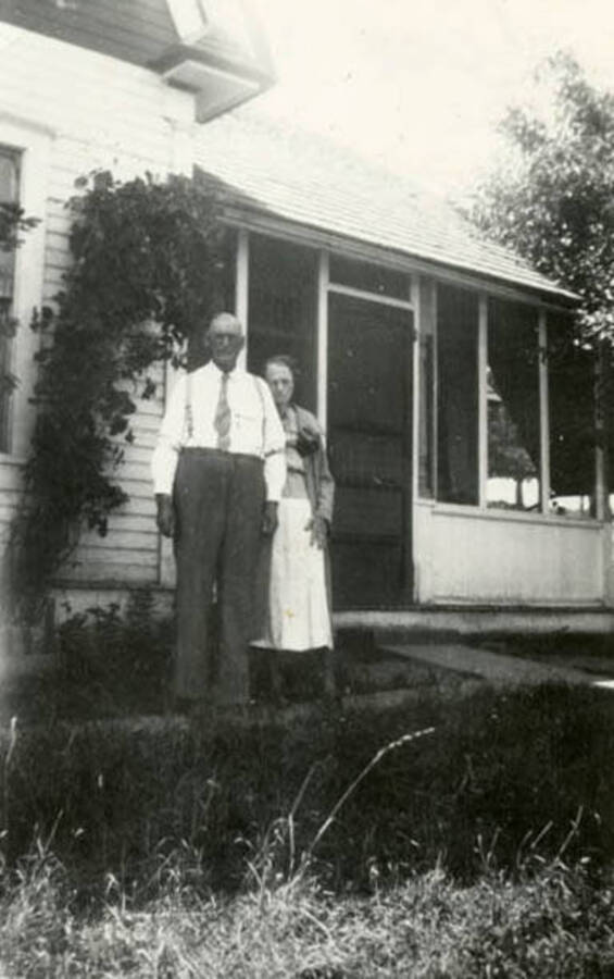 W.W. (Bill) Davis and wife Anna Daly Davis at homestead on Duffield Flat Road