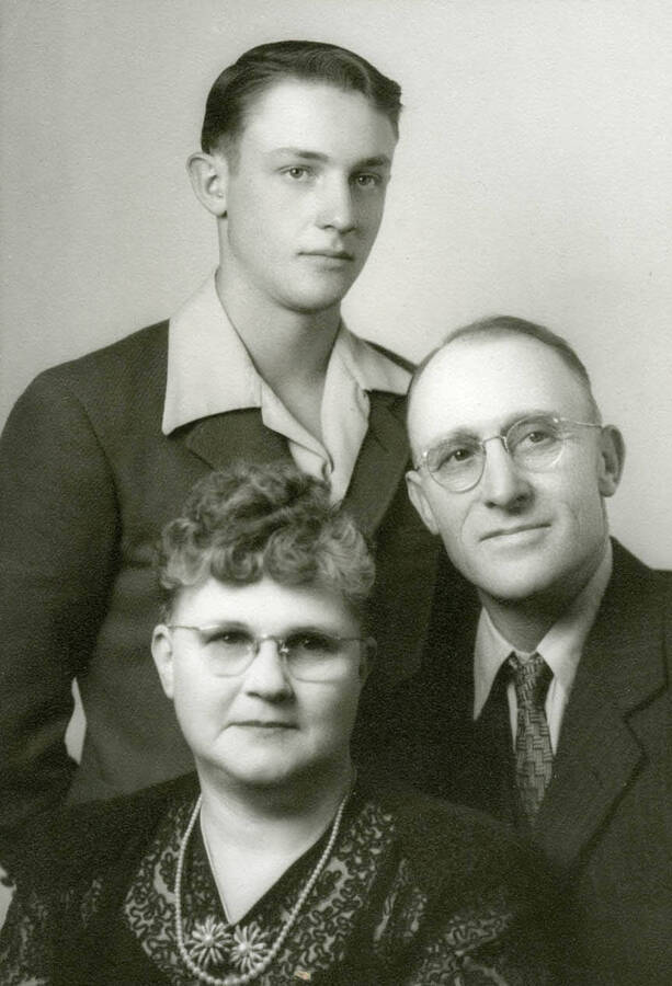 Family portrait of Max, Emma, and Roy Davis
