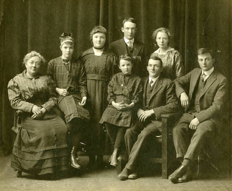 Names read as subjects appear, left to right, front to back: Altemier, Grace; _, Charley; Allen, Charles, Mrs.; Reeve, Mary Ethel; Springmire, Mary; Allen, Wayne; Clarence, Beaulah Irvin.