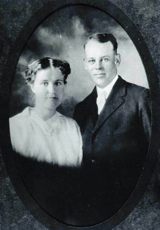 Arthur and Alice McClure Strong's wedding picture