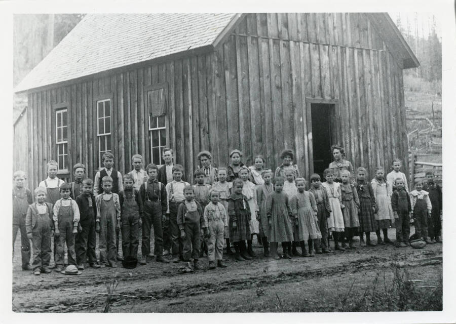 Photo of Elmore school and its students around 1905