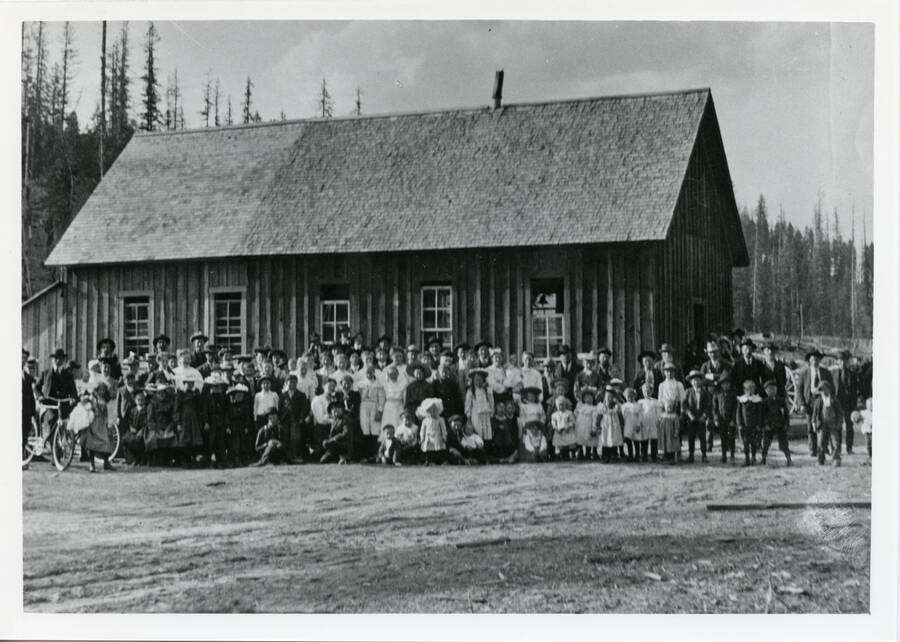Students in front of Elmore school in 1906 after the building was added on to. The light part on the left was the added-on part. This picture at Easter time.