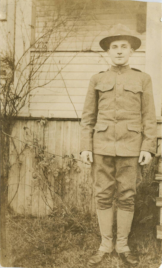 Photo of Durell Nirk in WWI US Army uniform in front of house