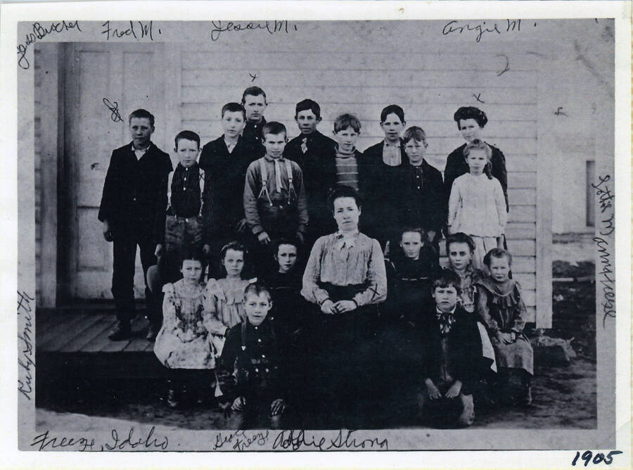 Students and teacher at the Freeze School in 1905.