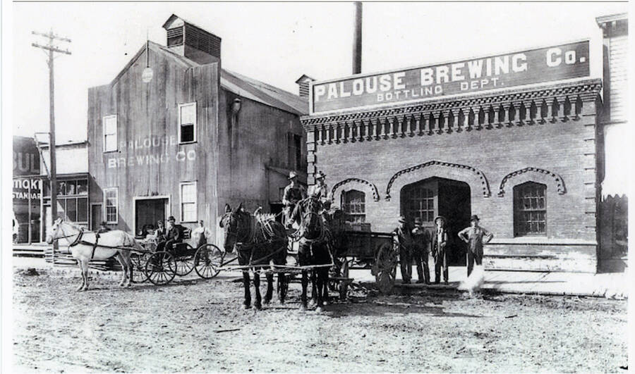 Groups of men and horse-drawn wagons in front of Palouse Brewing Company.