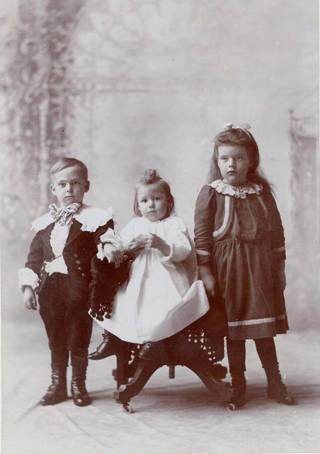 Frank Gibbs' children. Names unknown.