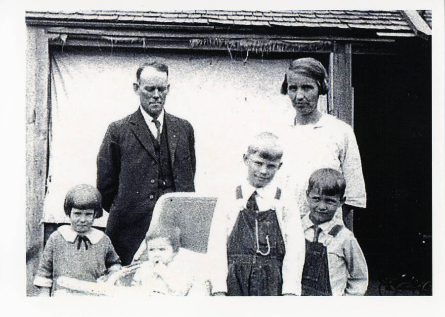 Arthur Strong (left) and his family. Family members include Dwight Strong, Howard Strong, Elizabeth Strong, and Velma Strong.