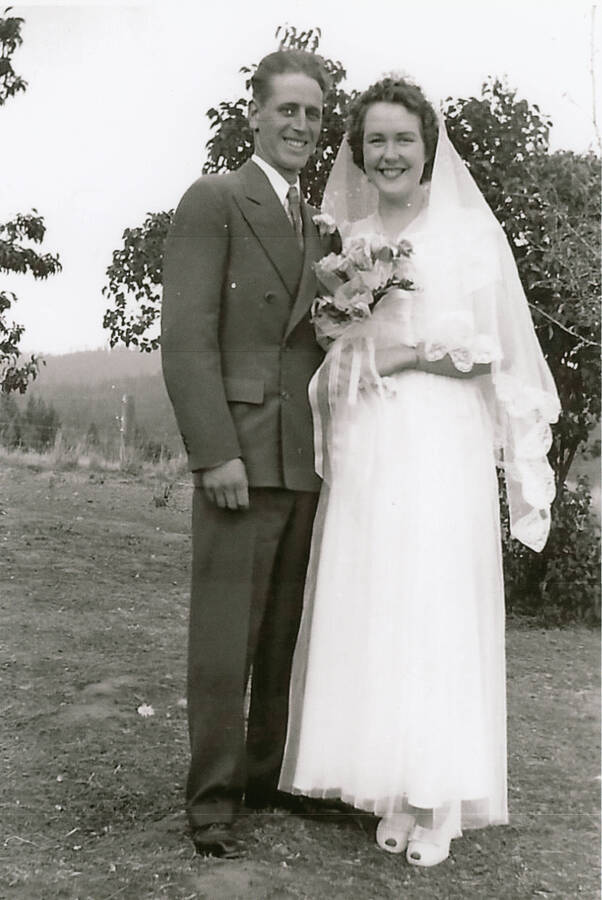 Wedding photograph of Everett and Velma (Strong) Krasselt.