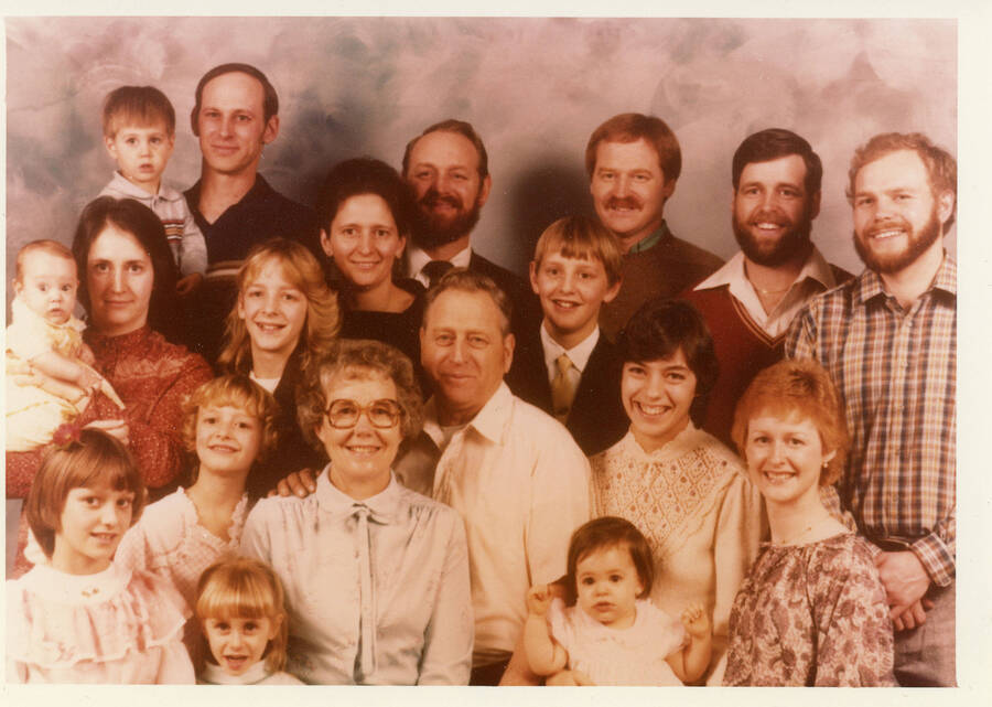 Group photograph of Everett and Velma Krasselt with children and grandchildren.