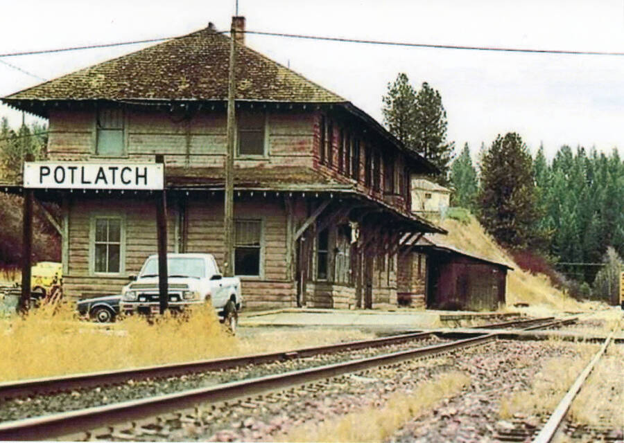 Photograph of the WI&M Depot before it has been restored.