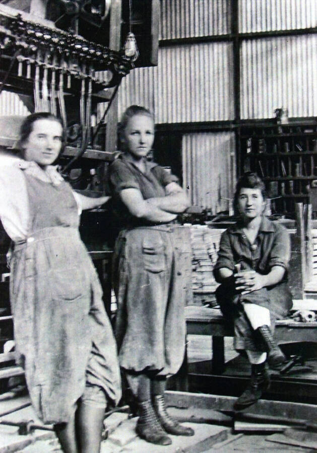 Photograph of women in the Potlatch Mill.