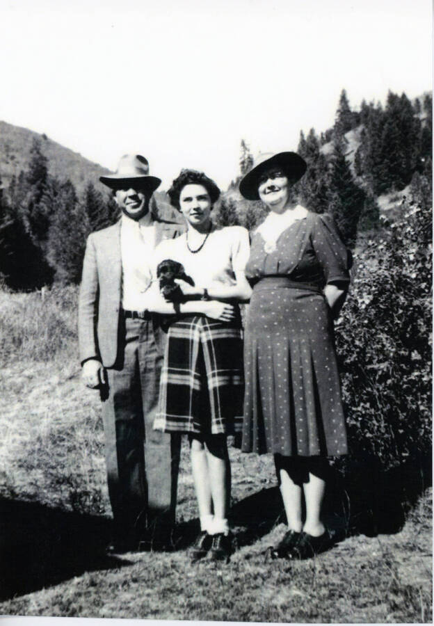 Photograph of Mr and Mrs. R.M. Hampton with daughter Marie.