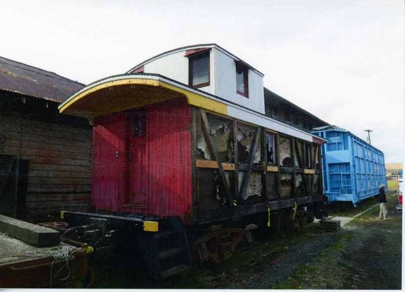 Photograph of the Caboose X-5 with restored roof near the BENX 182.