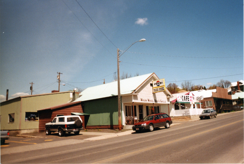 Photograph of Sixth Street with Wagon Wheel and nearby cafe.
