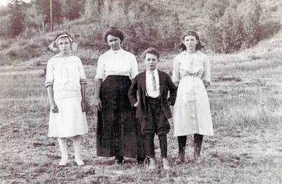 Family photo of Leta Kislig, Mrs. Kislig, Art Kislig, and Edith Kislig.