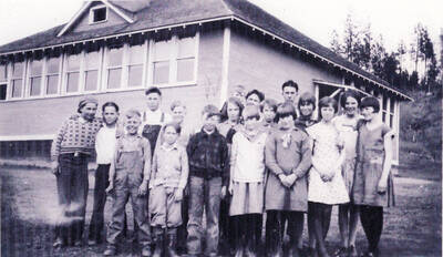 Students at Rock Creek School. Front Row: Herbert Larson, Bobby Anderson, William Bell, Lula Colvin, Noreen Larson, Della Jolstead, Winnefred King. Back Row: John Anderson, Max Button, Louis Wilber, Tom Fitch, Irwin Marl, Harold Cox, Palmer Soholt, Charlotte Larson, Lizett Colson, Dorothy Lande, Alice Lande.