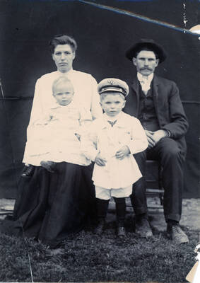 A portrait of Mort Teas and family.