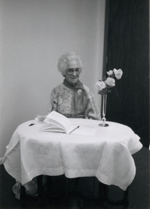 Photograph of Bessie Roe.