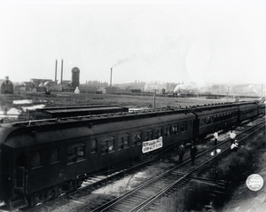 Train bringing Pacific Logging Congress to visit Potlatch.