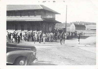 A large line of people waiting to get on the train for the Potlatch 50th Anniversary Special.