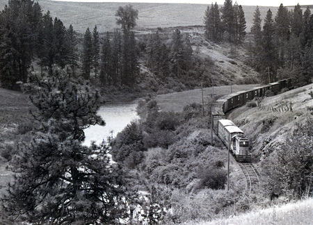 Photograph of the WI&M near Palouse headed to Potlatch. Ed Austin Photos.
