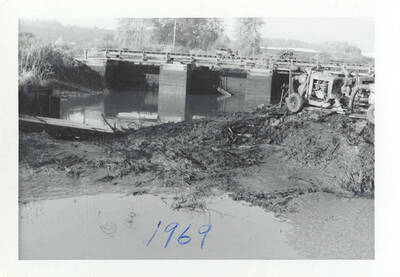 A photograph of the dam with low water levels.