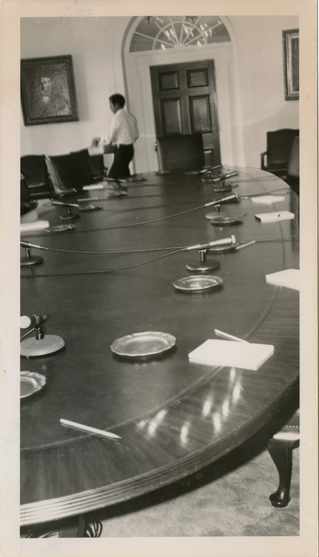 Photo Description: A table is set up with microphones and notepads + pens for the newspaper editors. Text back translation "White House visit of newspaper editors.