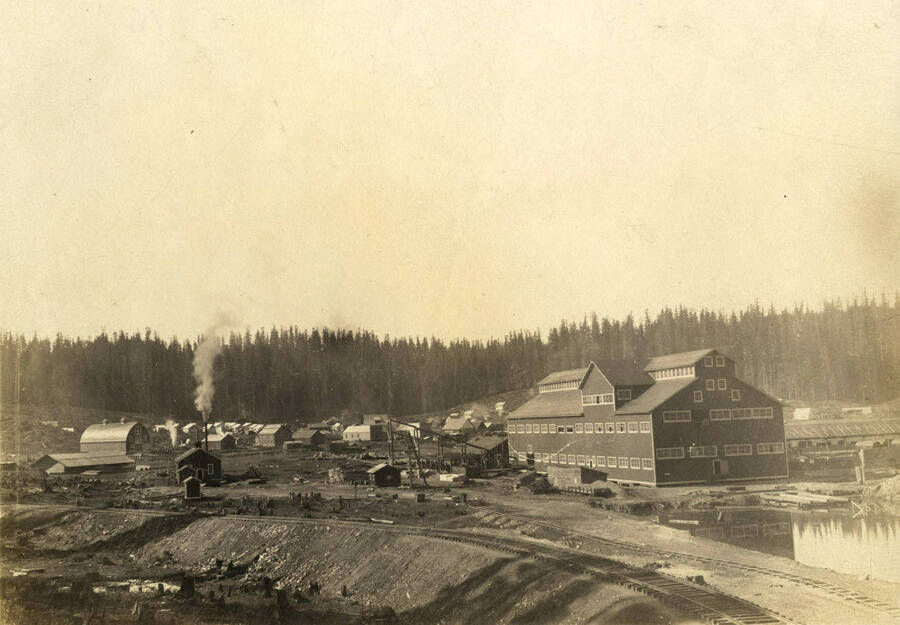 A view of the Elk River mill in 1910. The description on the back of the photograph reads "Elk River, Idaho 1910. The first all electric mill"