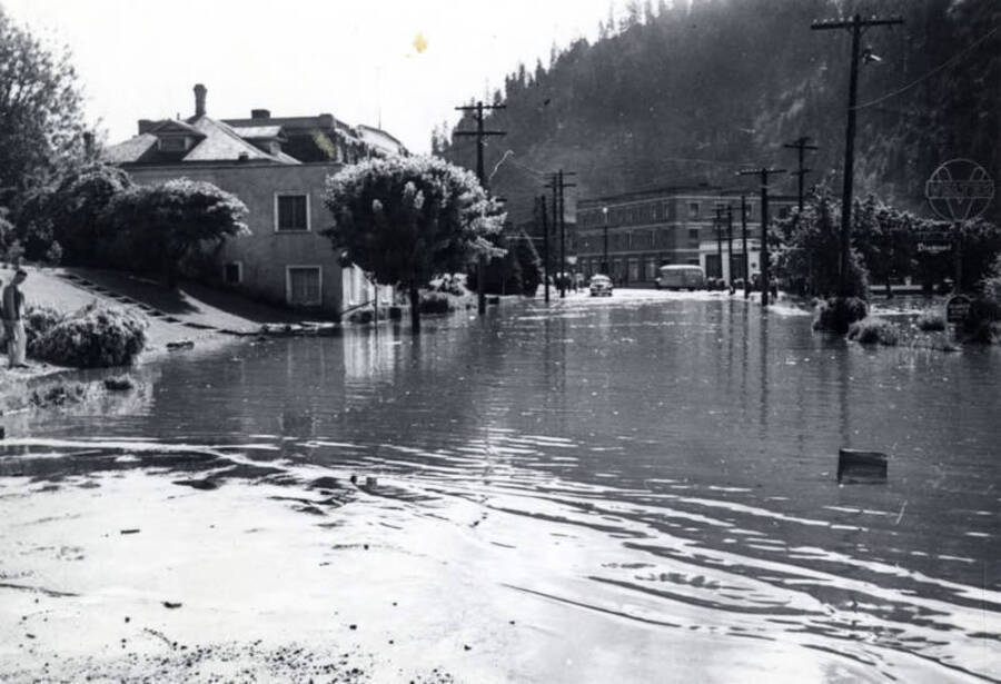 A flooded street during the 1948 flood. In the background a car can be seen driving through the waters.