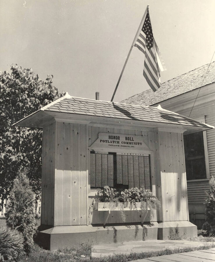 Memorial built by Potlatch Lumber Company to honor company and community servicemen.