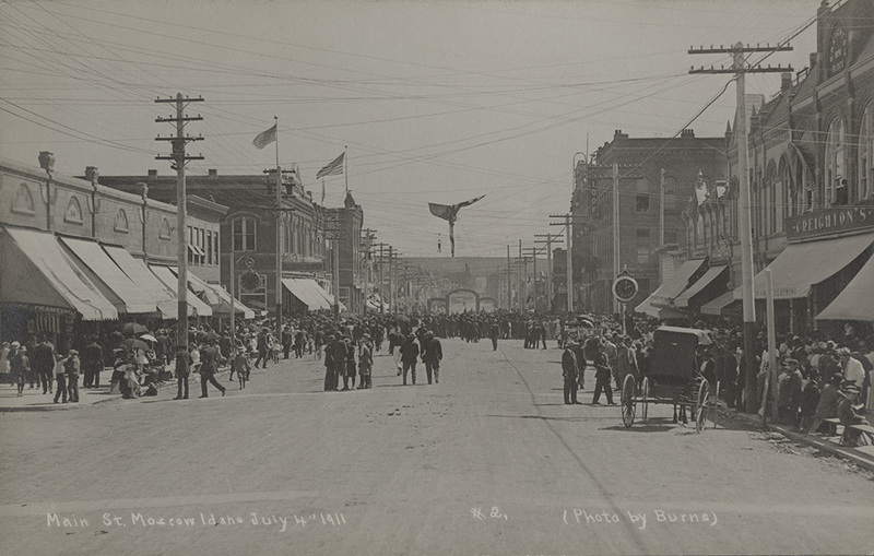 Postcard of Main Street in Mosocw, Idaho on July 4th, 1911.