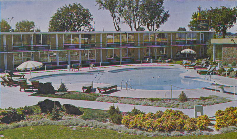 Postcard of the Holiday Inn in Twin Falls, Idaho.