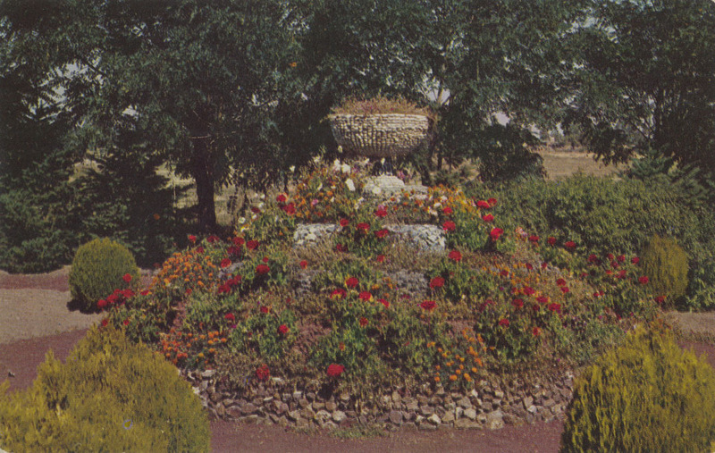 Postcard of the Petersen Rock Garden near Redmond, Oregon. | Petersen Rock Gardens located between Redmond and Bend, Oregon. The varied colors of rocks, blending with the flowering plants, make its beauty outstanding. This is one of the finest gardens of its kind in the world.