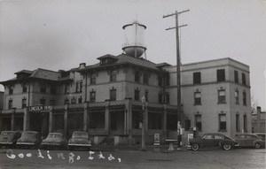 Photo postcard of the Gooding County Courthouse in Gooding, Idaho. The building is labeled "Lincoln Inn."