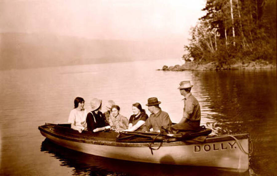 Passengers in the boat Dolly. Donated by Viv Beardmore through Priest Lake Museum.