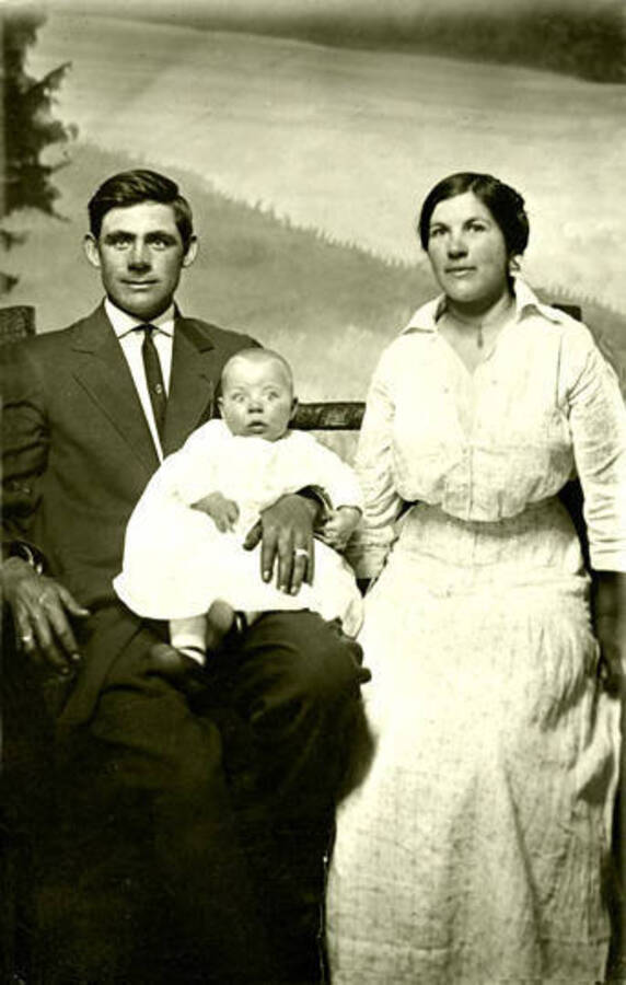 Portrait of Astor and Wirt Calfee with Lewis. Donated by Margaret Randall through Priest Lake Museum.