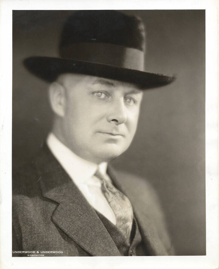 Portrait of middle-aged Frank B. Robinson wearing a suit, tie, vest, and black pork pie hat.